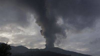 Edna Tarigan - Indonesia evacuates about 6,500 people on the island of Flores after a volcano spews clouds of ash - apnews.com - Indonesia -  Jakarta, Indonesia