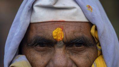 Hindu Temple - AP PHOTOS: Indian pilgrims throng Nepal’s most revered Hindu temple, Pashupatinath - apnews.com - India - Nepal