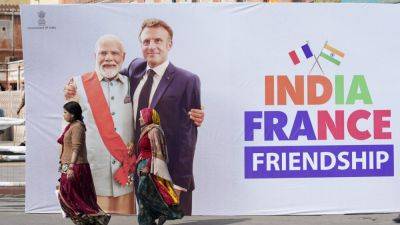 Narendra Modi - Emmanuel Macron - ASHOK SHARMA - French President Macron arrives in India, where he’ll be chief guest at National Day celebrations - apnews.com - France - Russia - India -  New Delhi - Ukraine - region Indo-Pacific - Spain -  Jaipur