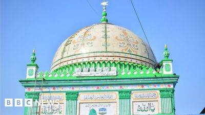 Haji Malang: The Sufi shrine caught up in a religious row in Mumbai - bbc.com - India -  Mumbai