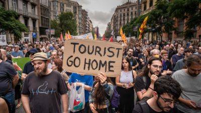 Monica Pitrelli - Protesters in Spain told tourists to 'go home.' Instead more arrived. - cnbc.com - Usa - Spain