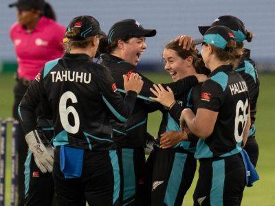 Fatima Sana - New Zealand beat Pakistan to enter Women’s T20 World Cup semifinals - aljazeera.com - New Zealand - India - Pakistan - Australia - city Dubai - city Sana