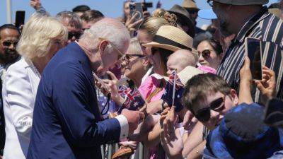 Anthony Albanese - Charles - Charles Iii III (Iii) - queen Elizabeth Ii II (Ii) - King Charles and Queen Camilla lay wreaths at Australian War Memorial then greet well-wishers - apnews.com - Britain - Australia - Samoa - city Canberra, Australia