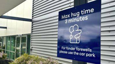 New Zealand airport imposes cuddle cap with 3-minute limit on goodbye hugs to avoid traffic jams - apnews.com - New Zealand - Britain - city Wellington, New Zealand