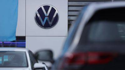 Sophie Kiderlin - Volkswagen targets layoffs and 10% pay cuts amid plans for German plant closures, union says - cnbc.com - Germany