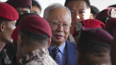 Malaysian court orders Najib to enter defense in his 2nd graft trial linked to 1MDB scandal