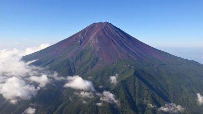 Helen Regan - Japan’s iconic Mount Fuji has yet to see snow this season, breaking a 130-year record - edition.cnn.com - Japan