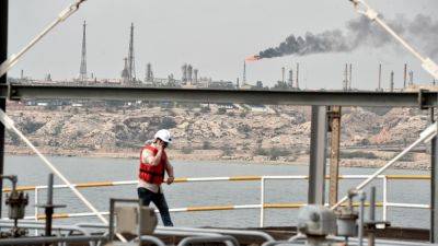 Crude oil futures sell off after surging on Middle East war risk