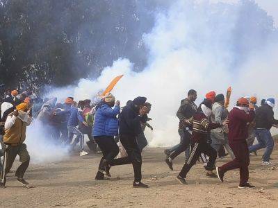 Indian police fire tear gas as protesting farmers march on Delhi