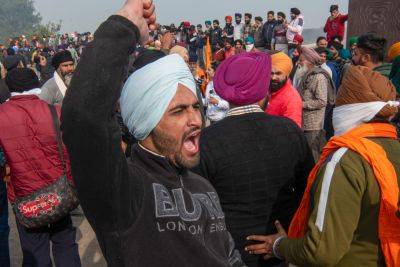 Tear gas and rubber bullets as Indian farmers march on Delhi