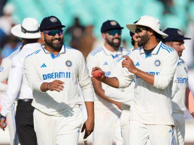 India bowl out England for 122 to record biggest Test win, lead series 2-1