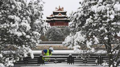 Heavy snow hits north and central China, disrupting traffic and canceling classes - apnews.com - China -  Beijing