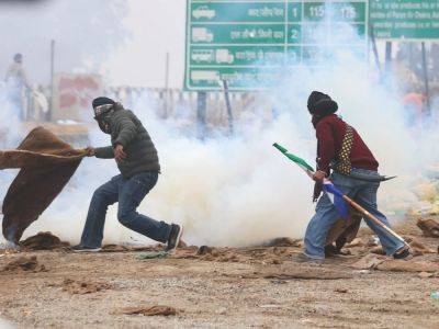 Police fire tear gas at protesting Indian farmers marching to New Delhi