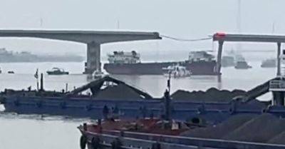 Ship Crashes Into Bridge in China, Killing at Least 2 - nytimes.com - China - province Guangdong -  Guangzhou