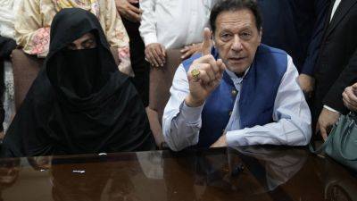 Bushra Bibi - MUNIR AHMED - Shehbaz Sharif - Pakistan’s former premier Imran Khan and his wife plead not guilty in another corruption case - apnews.com - Pakistan - Britain -  Islamabad