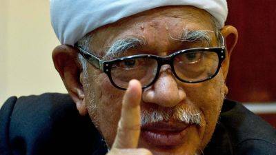 Hadi Azmi - Malaysia’s PAS chief rebuked by Selangor sultan for ‘rude’ article questioning apex court’s ruling - scmp.com - Malaysia - Britain