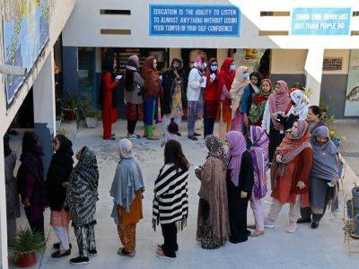 Long queues outside polling stations in Pakistan - aljazeera.com - Pakistan -  Lahore - county Long