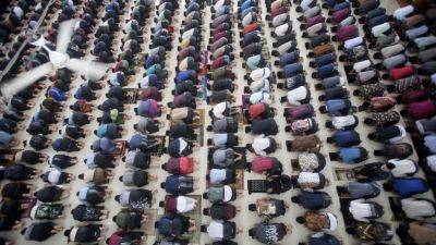 THE ASSOCIATED PRESS - AP PHOTOS: Muslims around the world observe holy month of Ramadan with prayer, fasting - apnews.com - Indonesia - Malaysia - Israel - Palestine - Pakistan - New York - Germany - Turkey - Saudi Arabia -  Kuala Lumpur, Malaysia
