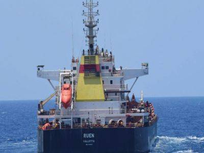 Indian navy captures ship from Somali pirates, rescuing 17 crew members - aljazeera.com - India - Bangladesh - Eu - Somalia - county Gulf
