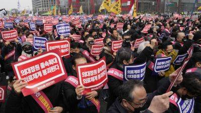 South Korea suspends the licenses of 2 senior doctors in first punitive steps over doctors’ walkouts