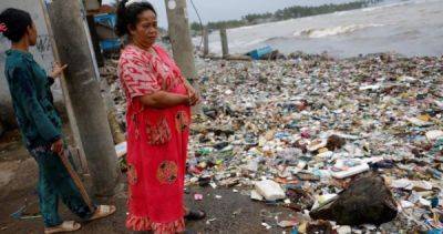 Indonesia fishing village grapples with piles of trash brought in by tides - asiaone.com - Indonesia