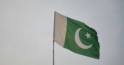 Pakistan port attack kills 2 soldiers, 8 militants, say officials