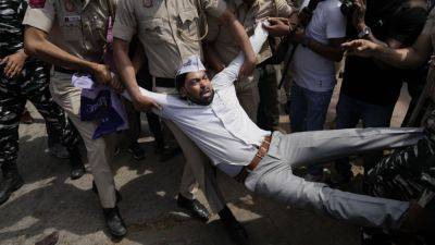 Narendra Modi - Arvind Kejriwal - Indian police detain dozens of protesters demanding release of top opposition leader Arvind Kejriwal - apnews.com - India -  New Delhi -  Delhi