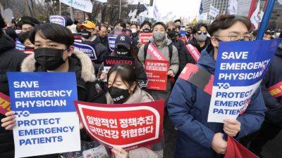 South Korea senior doctors quit, escalating crisis as officials threaten to revoke trainee licences