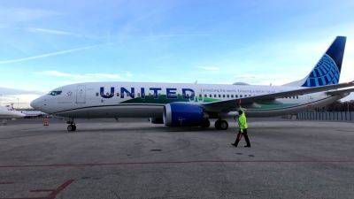 United to pause pilot hiring, citing Boeing's delivery delays