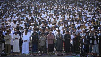NINIEK KARMINI - Eid Al-Fitr - Muslims celebrate Eid al-Fitr with family reunions, new clothes, treats and prayers - apnews.com - Indonesia - Pakistan - city Jakarta, Indonesia
