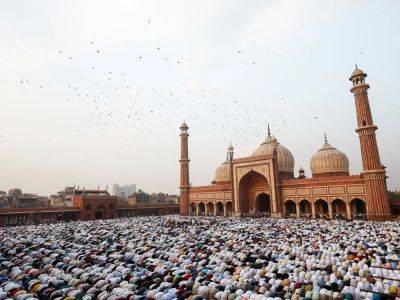Masses gather for Eid celebrations in India