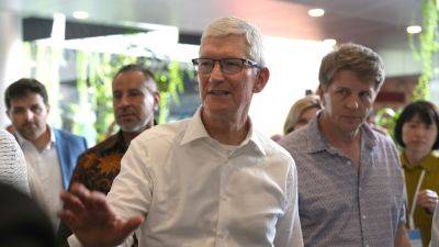 Joko Widodo - Lee Hsien Loong - Lawrence Wong - Dylan Butts - Tim Cook visits Singapore amid Apple's Southeast Asia expansion efforts - cnbc.com - China - Indonesia - Singapore - state California - Vietnam -  Singapore