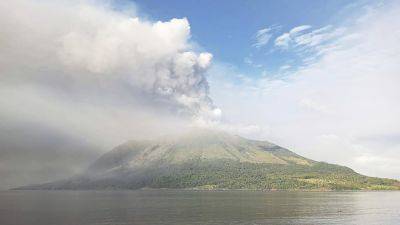 More people are evacuated after the dramatic eruption of an Indonesian volcano - apnews.com - Indonesia -  Manado