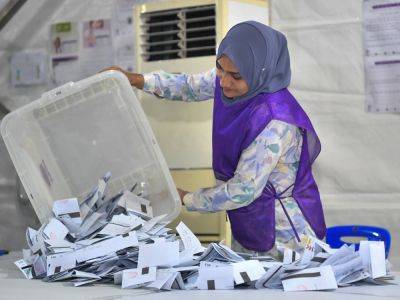 Pro-China party on course for landslide victory in Maldives election - aljazeera.com - China - India - Maldives