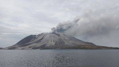 Abdul Muhari - Indonesia’s Ruang volcano spews more hot clouds after eruption forces closure of schools, airports - apnews.com - Indonesia - province Sulawesi -  Manado
