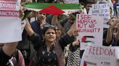 Pakistani police prevent pro-Palestinian protesters from moving toward US embassy in Islamabad