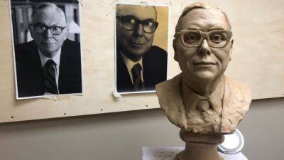 Bronze bust honoring the late Charlie Munger wowed crowd in Omaha at Berkshire meeting