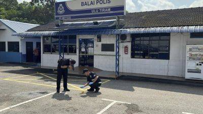 Razarudin Husain - Man kills 2 officers at police station in Malaysia in a suspected Jemaah Islamiyah attack - apnews.com - Philippines - Indonesia - Malaysia - Singapore -  Kuala Lumpur, Malaysia - state Johor