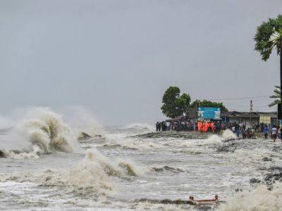 Cyclone Remal slams into Bangladesh coast as hundreds of thousands evacuate - aljazeera.com - India - Bangladesh -  Dhaka
