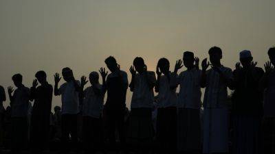 NINIEK KARMINI - Muslims in Asia celebrate Eid al-Adha with sacrifice festival and traditional feast - apnews.com - Indonesia - Malaysia - India - Israel - Palestine - Bangladesh -  Jakarta, Indonesia - Yemen - Saudi Arabia - Egypt - Libya
