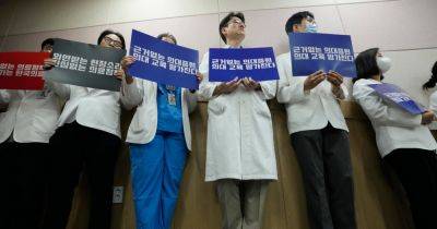 Yoon Suk Yeol - Jin Yu Young - More Doctors Walk Off the Job in South Korea - nytimes.com - South Korea - North Korea -  Seoul