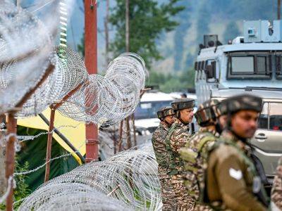 Two Indian soldiers, six rebels killed in Kashmir gun battles - aljazeera.com - India - Pakistan - region Himalayan - city Islamabad