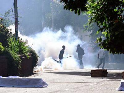 Nahid Islam - Police fire tear gas as Bangladesh protests against job quotas rage - aljazeera.com - Bangladesh - Pakistan - city Dhaka