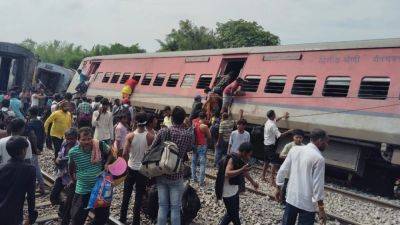 1 person killed after passenger train derails in India