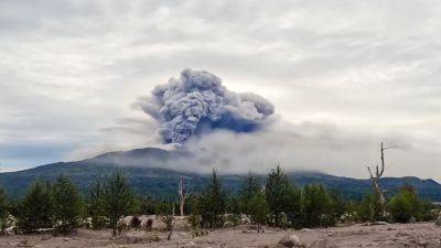 Volcano erupts after powerful earthquake in Russia’s Far East and scientists warn of a stronger one - apnews.com - Russia