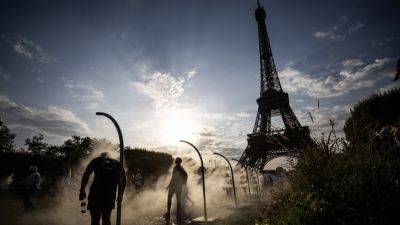 Sam Meredith - Paris Olympics - Simone Biles - Ice vests, extra breaks and slushies: Olympians are struggling to keep cool in the Paris heat - cnbc.com - New Zealand - France - Britain - Germany - Spain - county Miami