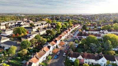 Karen Gilchrist - Brits snap up lower mortgage deals as Bank of England rate cut boosts property market - cnbc.com - Britain