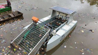 These robot boats are cleaning up Asia’s waterways - edition.cnn.com - Usa - Hong Kong - India - city Hong Kong