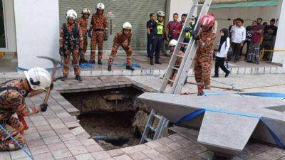 Hadi Azmi - Malaysian rescuers race to save Indian woman swallowed by 8-metre sinkhole in Kuala Lumpur - scmp.com - Malaysia - India - city Kuala Lumpur