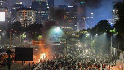 Joko Widodo - Kaesang Pangarep - Indonesia delays ratification of election law changes as protesters try to storm parliament - cnbc.com - Indonesia - city Jakarta